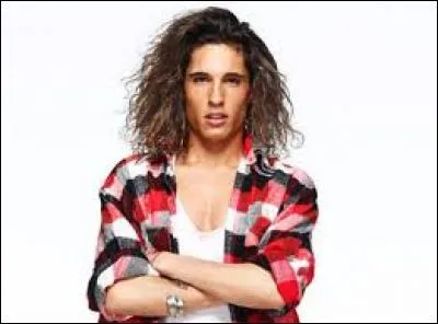 Comment s'appelle ce garçon aux cheveux longs ?