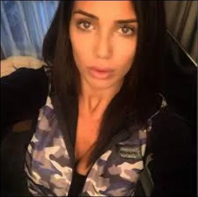 Qui est cette belle brune ?