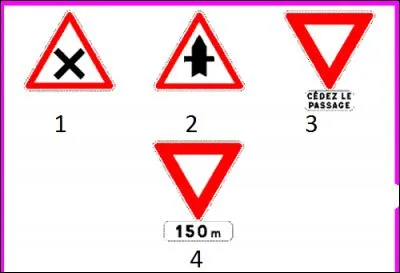Lequel de ces panneaux annonce une priorité à droite à la prochaine intersection ?