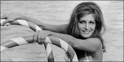 Quelle chanson de Dalida commence par : "Je vais vous raconter avant de vous quitter, l'histoire d'un petit village près de Napoli" ?