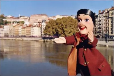 Dans quelle ville peut-on visiter le musée de la Marionnette, installé dans l'hôtel Gadagne ?
