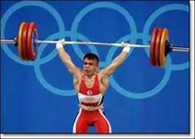 Petit par la taille mais grand par la force, combien mesure Halil Mutlu, triple médaillé d'or aux J.O. en haltérophilie ?