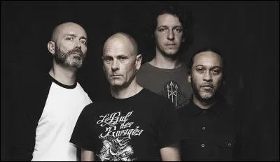 Quel groupe de métal français interprète la chanson "L'uf", en 1995 ?