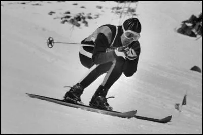 Quel skieur, champion olympique de descente en 1960, a inventé la position de l'uf ?