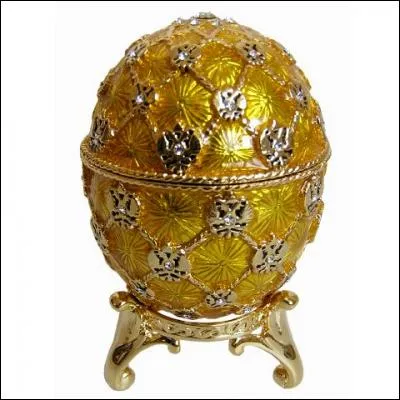 Pour quel tsar de Russie l'orfèvre Karl Fabergé réalise-t-il son premier uf décoratif ?