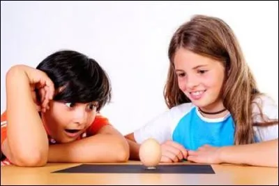 Selon une anecdote, quel navigateur aurait montré comment faire tenir un uf debout ?