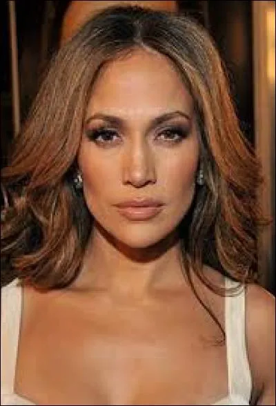 C'est une chanteuse et actrice porto-ricaine connue pour ses tubes "If You Had My Love" ou encore "On the Floor", il s'agit de...