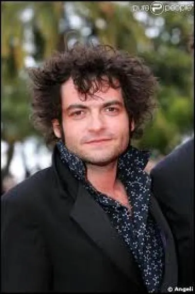 C'est un chanteur qui utilise la première lettre de son prénom comme nom de scène, il s'agit de...