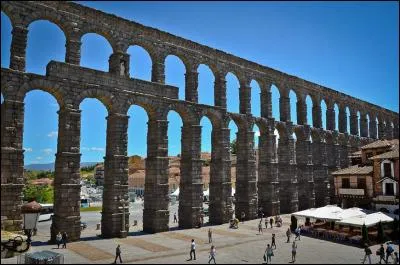 Quel est l'acqueduc représenté ci-contre ?