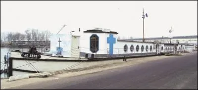 Où se trouve ce bateau-église ?