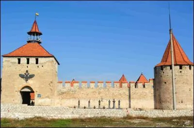 Cette forteresse se trouve au sein d'un territoire à l'indépendance autoproclamée (et non reconnue par de nombreux pays). Où se trouve cette forteresse (entre parenthèses, le pays dans lequel vous la trouverez sur certaines cartes) ?