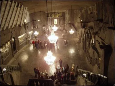 Cette chapelle se trouve dans une mine de sel. Laquelle ?