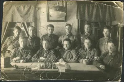 Le symbole du NKVD est...