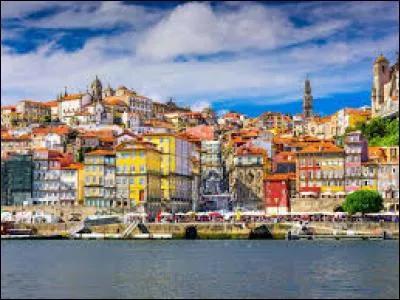 Comment s'appelle cette ville ?