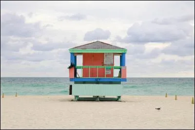 Comment qualifie-t-on un logement construit sensiblement au niveau du sol extérieur ?