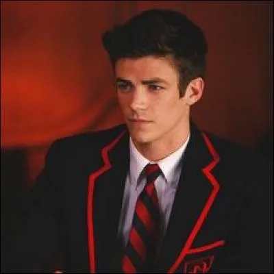 Quel était le nom de Grant Gustin dans la série Glee ?