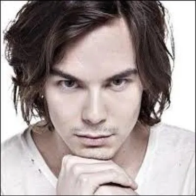 Caleb est le petit ami de :