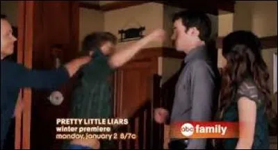 Pourquoi le petit frère d'Aria veut-il mettre une droite à Ezra ?