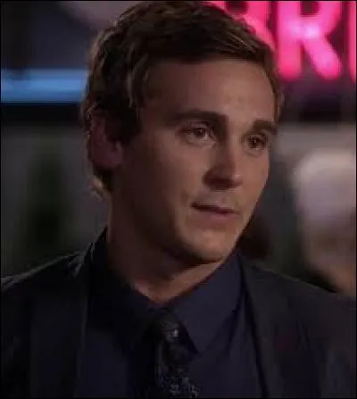 Zack, le fiancé de la mère d'Aria, a fait des avances à :