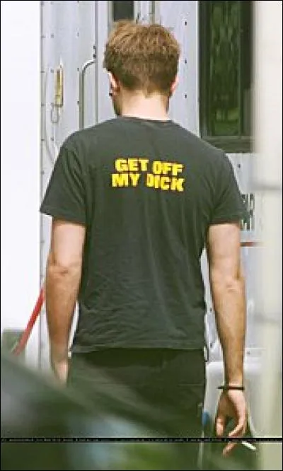 Pattinson (ici de dos) pratique ici un humour cru mais très drôle. Que dit le T shirt qu'il porte à l'époque de sa gloire mondiale en tant que vampire de ces dames ?