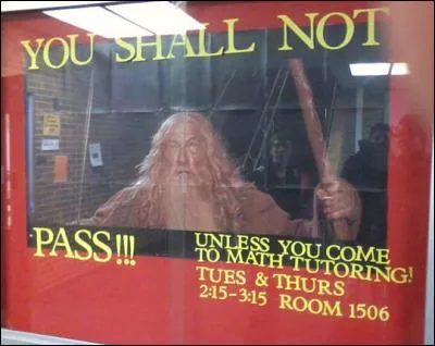 Pour qui a vu les films de la saga Le seigneur des anneaux en VO, cette publicité pour des cours de maths est très drôle. A qui Gandalf adressait-il ce « conseil » dans le film ?