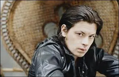 Dans quelle ville Benjamin Biolay veut-il s'asseoir sur une chaise ?