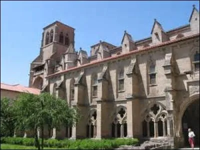 Où êtes-vous quand vous admirez l'abbaye du XIVe siècle au style gothique de la Chaise-Dieu ?