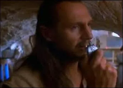 En réalité quel est l'objet qu'utilise Qui-Gon en tant que téléphone ?