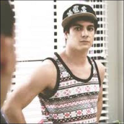 Vous êtes triste à cause d'une amie. Comment aimeriez-vous que votre petit ami vous réconforte ?