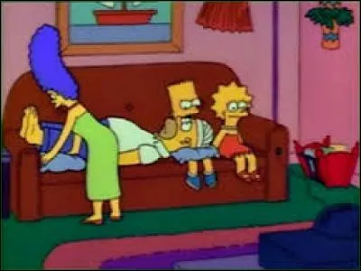 Dans "Tous à la manif", après avoir regardé un épisode de "Itchy et Scratchy", avec quoi Maggie assomme-t-elle Homer ?