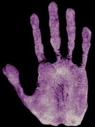 Lorsqu'elle se balade &agrave; nouveau, o&ugrave; est la main ?