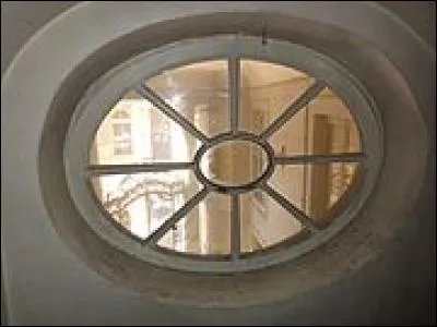 Il existe de petites fenêtres, anciennes, on n'en fait plus guère ainsi, en forme de cercles, nommées "oeil de boeuf". Il existe un "Salon de l'oeil de boeuf", de quoi s'agit-il ?