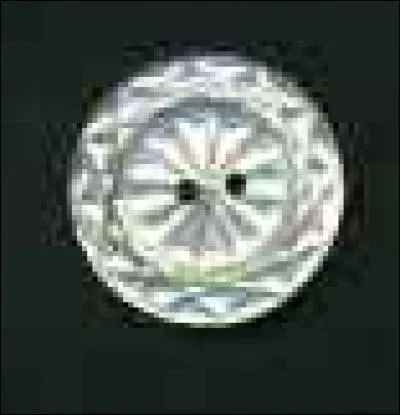 Décidément la forme ronde est partout. Les boutons, ici un bouton de nacre, sont en général de forme circulaire. A votre avis, quand est né le bouton ?