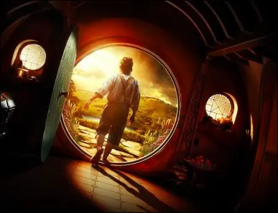 Dans la littérature, et dans son illustration cinématographique, quelle maison a donc une porte en forme de cercle ?