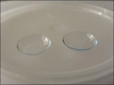 Ces petits cercles sont à la fois d'une grande fragilité, et d'une merveilleuse complexité technique les rendant très utiles.Très répandus, ils servent aussi au cinéma. Dans Twilight 1, d'Edward ou Bella, qui portait des lentilles de contact ?