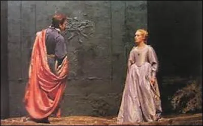 Je ne suis pas un personnage très important dans cette pièce. Je suis simplement le gouverneur de Néron ! Ah oui, autre chose. Je meurs, piétiné par la foule ! Connaissez-vous mon nom ?