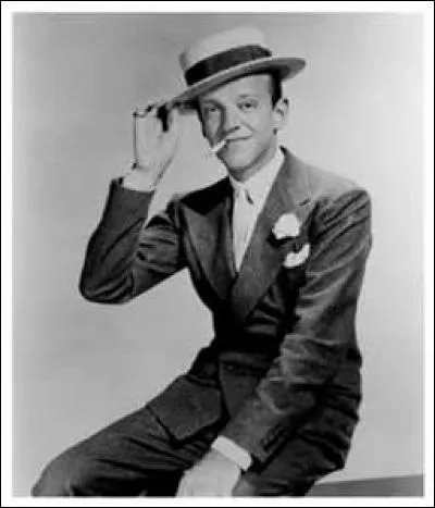 Comme Fred Astaire, Maurice Chevalier portait un canotier.