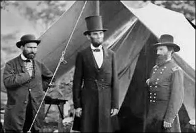 Abraham Lincoln a prêté serment avec un chapeau haut de forme.