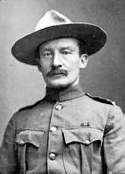 Baden Powell portait un chapeau quatre bosses.