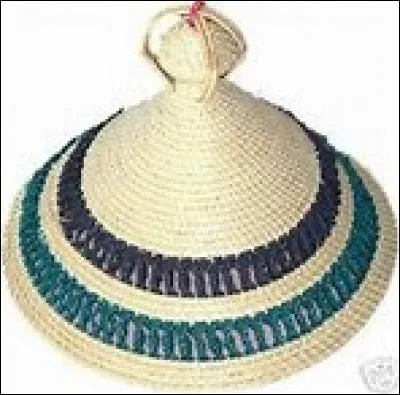 Le mokorotlo est le chapeau du Lesotho. Il est représenté sur le drapeau national.