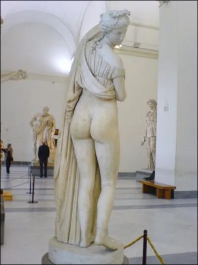 Se dit d'une statue qui a de belles fesses. Savez-vous comment s'écrit ce synonyme ?