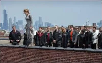 Que fait Tris après avoir sauté du train la première fois, après la cérémonie du Choix ?