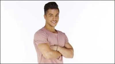 Ce bel homme de 24 ans a confiance en lui. Séducteur, il dit être le plus menteur qui existe. Qui est-ce ?