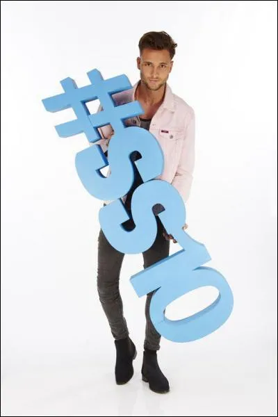 Devant protéger son secret et celui de deux autres habitants, il n'en a toujours pas fini ! Qui est-il ?