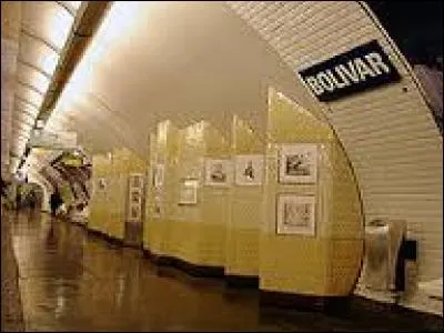 La station Bolivar est desservie par :