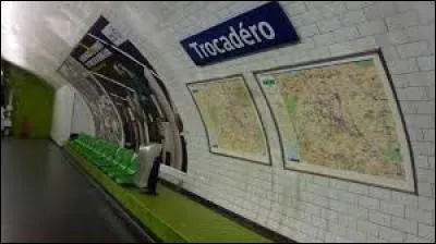 La station Trocadéro est desservie par :