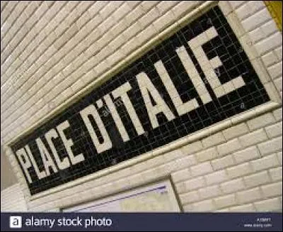La station Place d'Italie est desservie par :