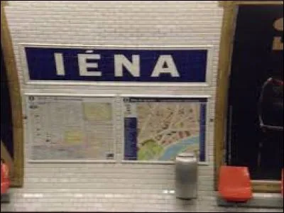 La station Iéna est desservie par :