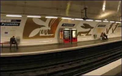 La station Pyramides est desservie par :