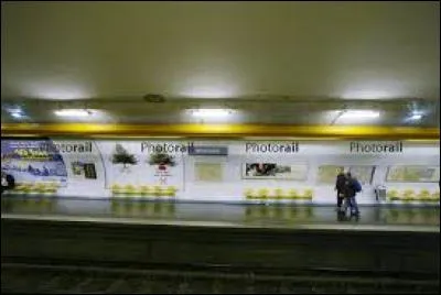 La station Bourse est desservie par :